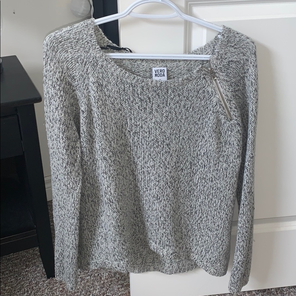 Cozy grey knitted sweater from Mendocino